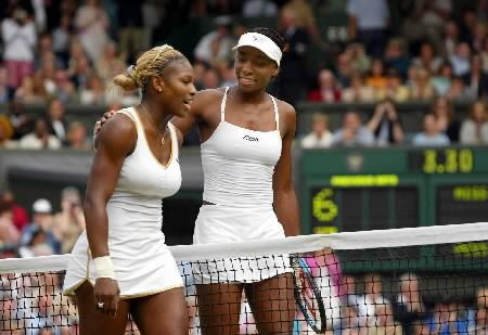 The Williams Sisters Of The U S Embrace At The Net After Serena Williams Victory In The Women S Final At The Wimbledon Tenni Channels Television