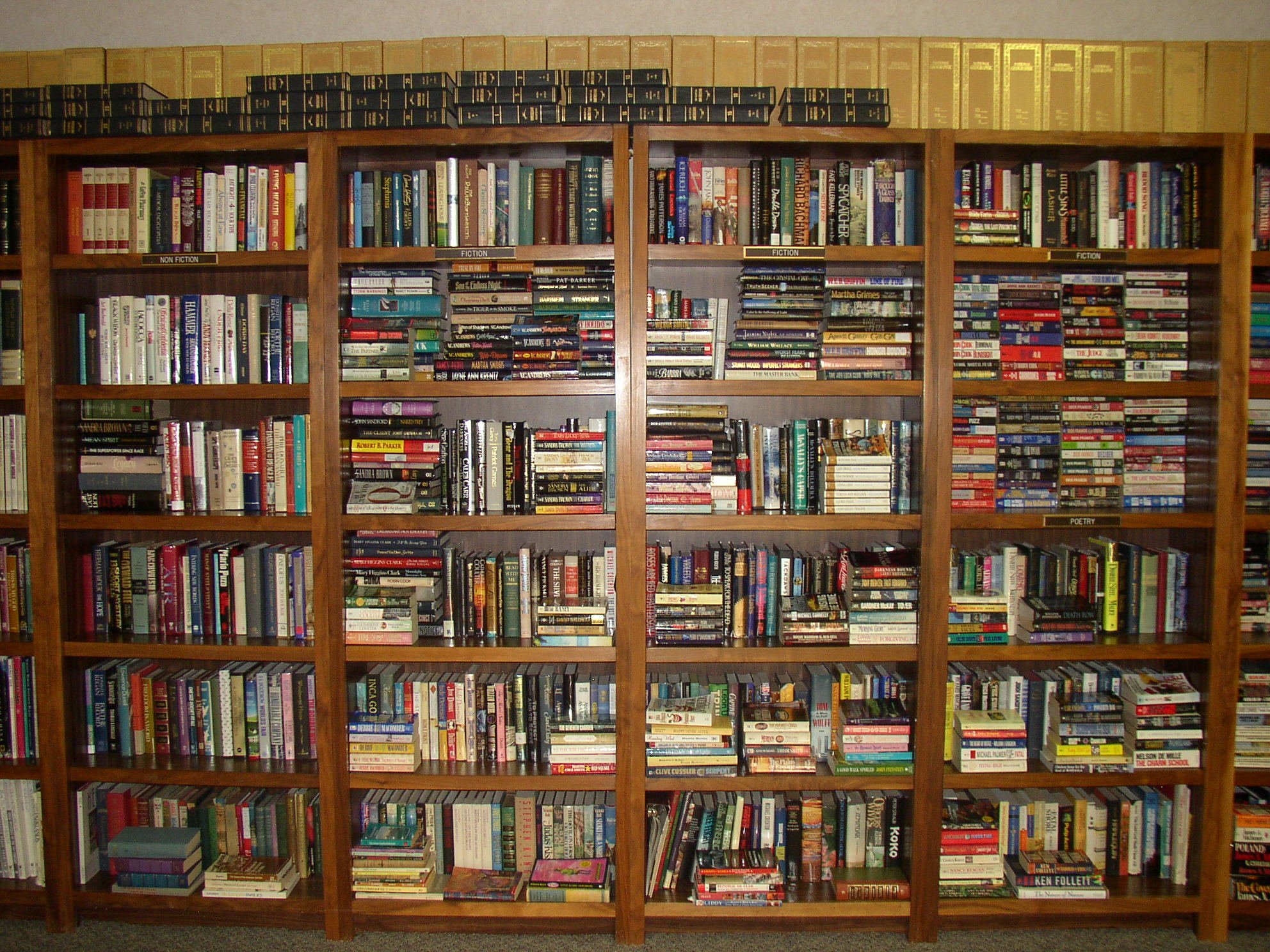 В библиотеке 8 шкафов. Полки для книг. Старинный стеллаж с книгами. Книжные стеллажи в библиотеке. Старинный книжный стеллаж.