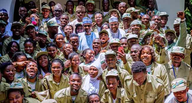 President Buhari Hosts Corps Members In Daura