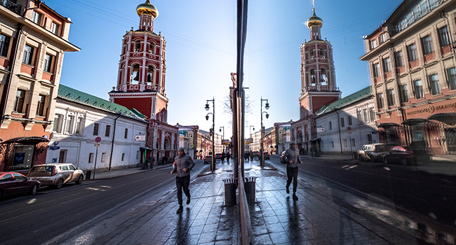 A man jogs along a street in downtown Moscow on February 10, 2020. Yuri KADOBNOV / AFP