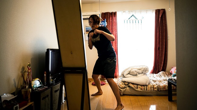 This photo taken on June 18, 2020 shows Japanese boxer and nurse Arisa Tsubata exercising at her apartment in Saitama. - Olympic boxing hopeful Arisa Tsubata is used to taking a barrage of blows in the ring but she faces her toughest opponent as a nurse every day: coronavirus. (Photo by Behrouz MEHRI / AFP) 