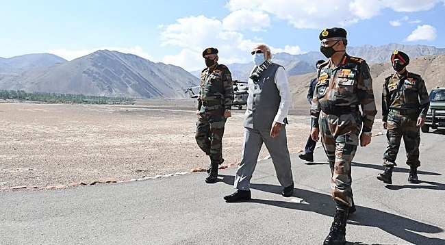 In this handout photograph taken on July 3, 2020 and released by the Indian Press Information Bureau (PIB), India's Prime Minister Narendra Modi (C) walks with military commanders as he arrives in Leh, the joint capital of the union territory of Ladakh. - Prime Minister Narendra Modi made a surprise visit to India's northern frontier region with China on July 3 in his first trip to the area since a deadly border clash last month. (Photo by Handout / PIB / AFP) / RESTRICTED TO EDITORIAL USE - MANDATORY CREDIT "AFP PHOTO / Indian Press Information Bureau" 