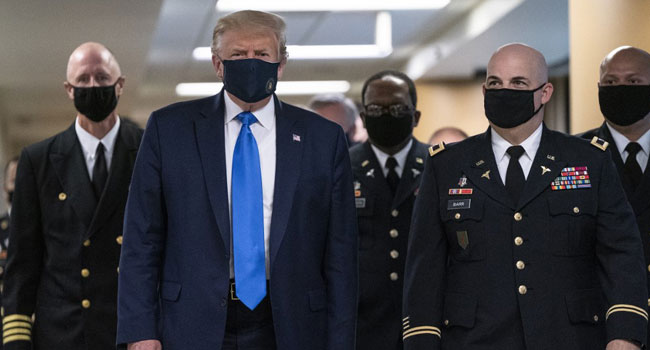 US President Donald Trump wears a mask as he visits Walter Reed National Military Medical Center in Bethesda, Maryland' on July 11, 2020. ALEX EDELMAN / AFP