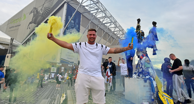Leeds United supporters gather outside their Elland Road ground to celebrate the club's return to the Premier league after a gap of 16 years, in Leeds, northern England on July 17, 2020. Paul ELLIS / AFP
