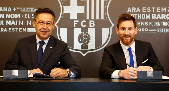  In this file handout photo taken on November 25, 2017 in Barcelona and released by the Barcelona FC press office, Barcelona FC President Josep Maria Bartomeu (L) and Barcelona's Argentinian forward Lionel Messi sign a contract extension keeping Messi at Barcelona until 2021.  Handout / FC BARCELONA / AFP