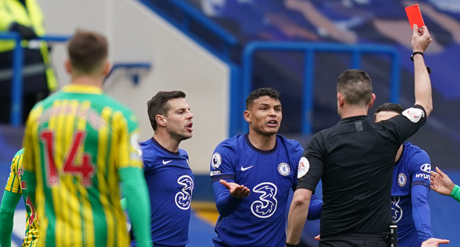 Referee David Coote (R) shows Chelsea's Brazilian defender Thiago Silva (2R) the red card after two yellows during the English Premier League football match between Chelsea and West Bromwich Albion at Stamford Bridge in London on April 3, 2021. John Walton / POOL / AFP