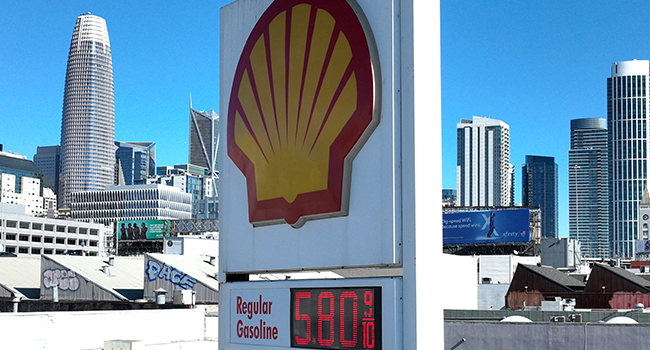 Giá xăng gần 6 USD/gallon tại một trạm xăng Shell vào ngày 23/02/2022 ở San Francisco, California. Ảnh: AFP.