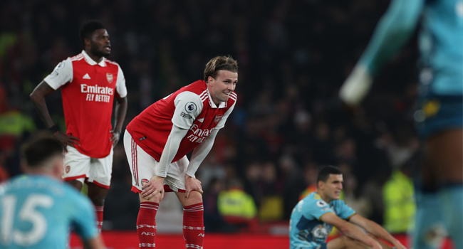 Arsenal blow lead again in damaging West Ham draw