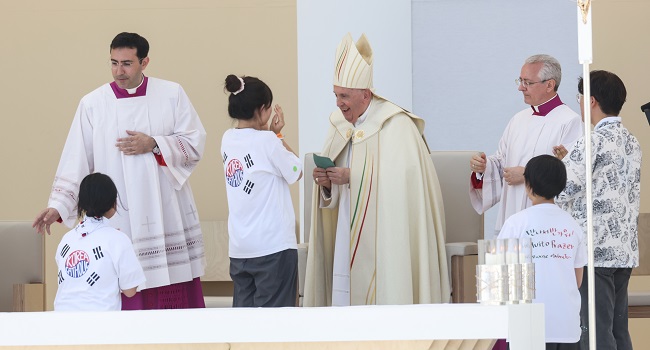 Pope Francis greets South Korean pilgrims during the closing mass of the World Youth Days (WYD) in Tejo Park, Lisbon, on August 6, 2023. – Around one million pilgrims from all over the world will attend the World Youth Day, the largest Catholic gathering in the world, created in 1986 by John Paul II. (Photo by Thomas COEX / AFP)