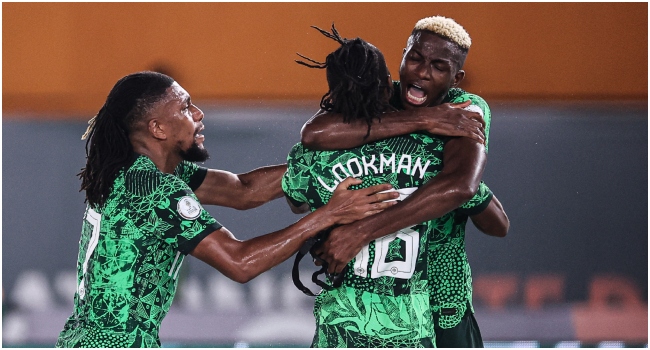 Nigeria's forward #18 Ademola Lookman (C) celebrates scoring his team's first goal with Nigeria's forward #9 Victor Osimhen (R) during the Africa Cup of Nations (CAN) 2024 round of 16 football match between Nigeria and Cameroon at the Felix Houphouet-Boigny Stadium in Abidjan on January 27, 2024.