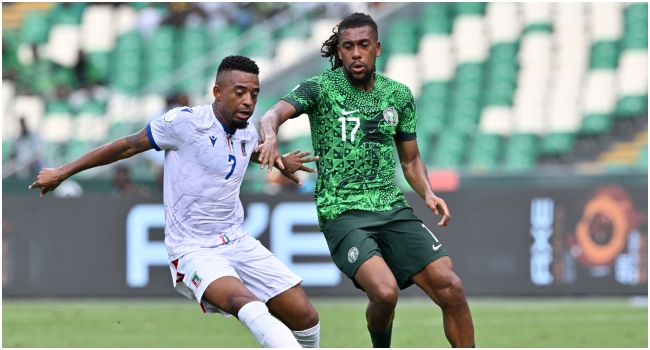 Equatorial Guinea's midfielder #7 Jose Machin fights for the ball with Nigeria's midfielder #17 Alex Iwobi during the Africa Cup of Nations (CAN) 2024 group A football match between Nigeria and Equatorial Guinea at the Alassane Ouattara Stadium in Ebimpe, Abidjan, on January 14, 2024