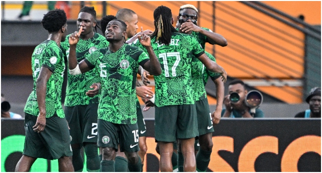 Nigeria's players celebrate scoring their team's first goal during the Africa Cup of Nations (CAN) 2024 quarter-final football match between Nigeria and Angola at the Felix Houphouet-Boigny Stadium in Abidjan on February 2, 2024. (Photo by Issouf SANOGO / AFP)